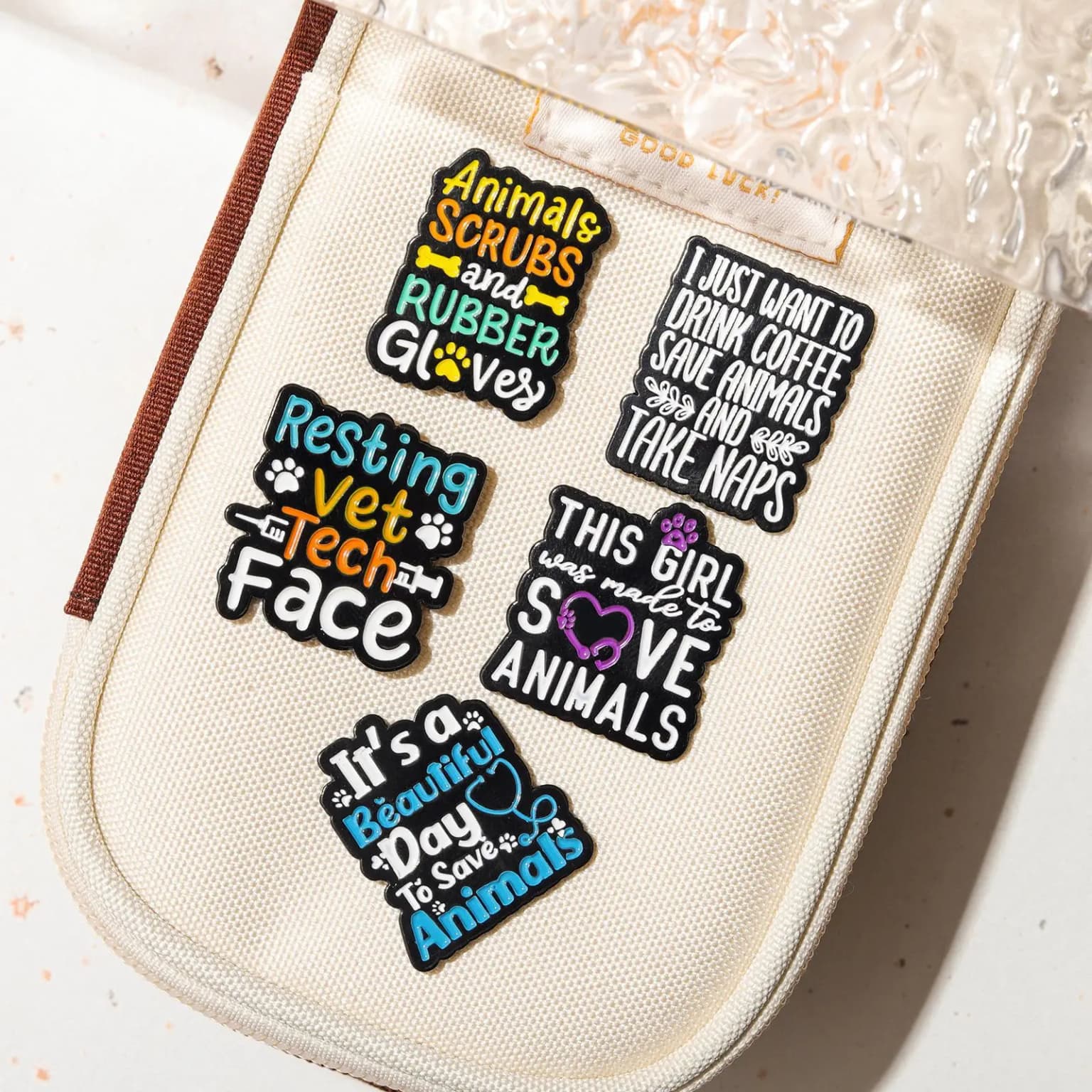 Teclado química tabela periódica livro de café e = mc letras metal crachá lapela pinos jóias código criativo esmalte broche programador