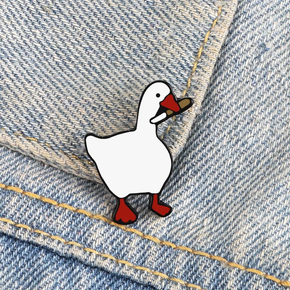 Engraçado Ganso Branco Broches Esmalte Pinos Pato Gordo Dos Desenhos Animados com Faca Emblemas Mochila Chapéu Camisa Lapela Pin Jóias Presentes para Amigos