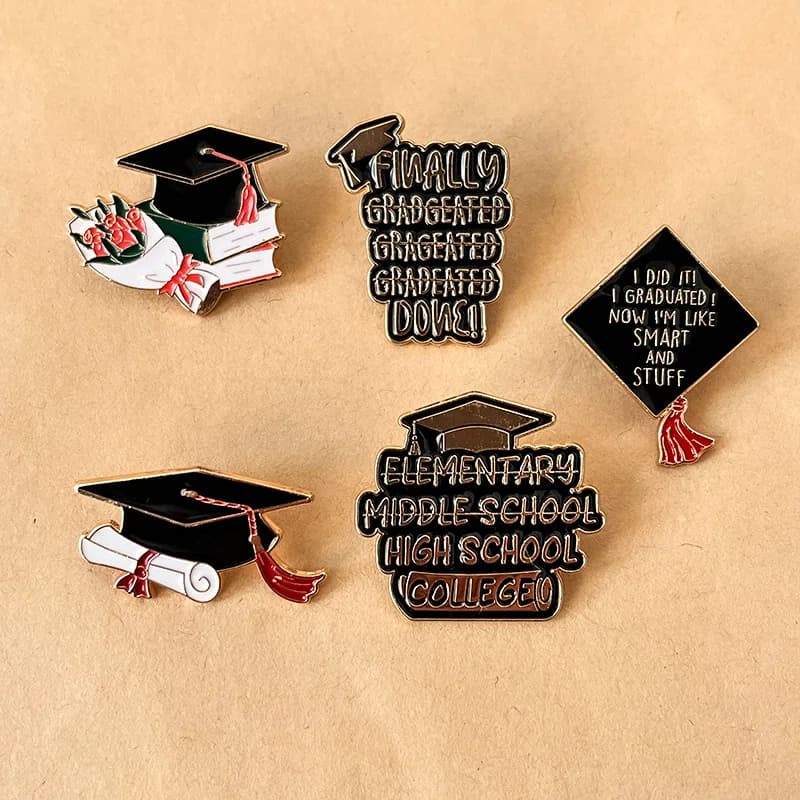 Presente de formatura criativo metal esmalte broche clipe moda livro chapéu flor emblema masculino feminino roupas pino moda jóias accessori